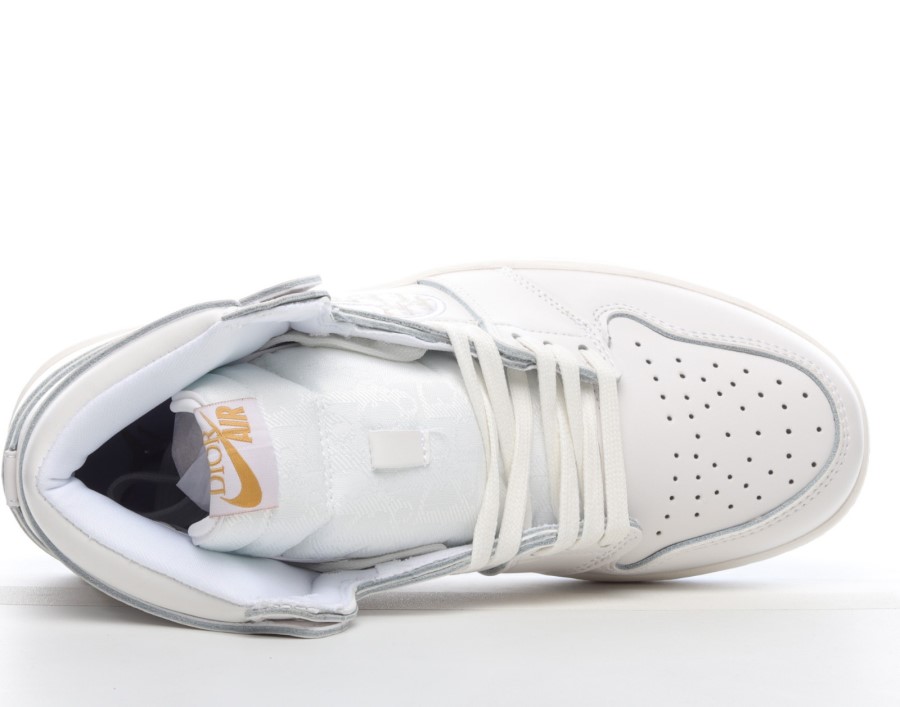 ディオール X ナイキ エア ジョーダン 1 ハイ ホワイト ライトグレー ジャパン